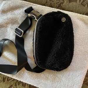 Lululemon Everywhere Crossbody bag